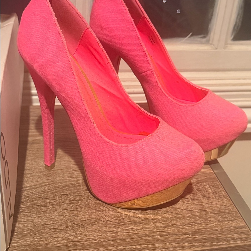 Shoe Dazzle Hot Pink Heels with Gold Platform